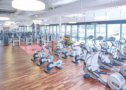Fitnessraum mit Geräten in einem ONE Training Center Fitnessraum mit Geräten in einem ONE Training Center